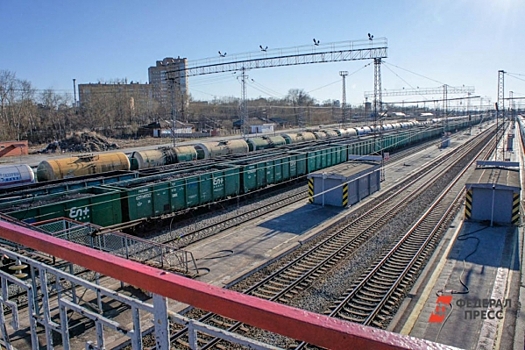 Грузовой поезд сошел с путей в Свердловской области