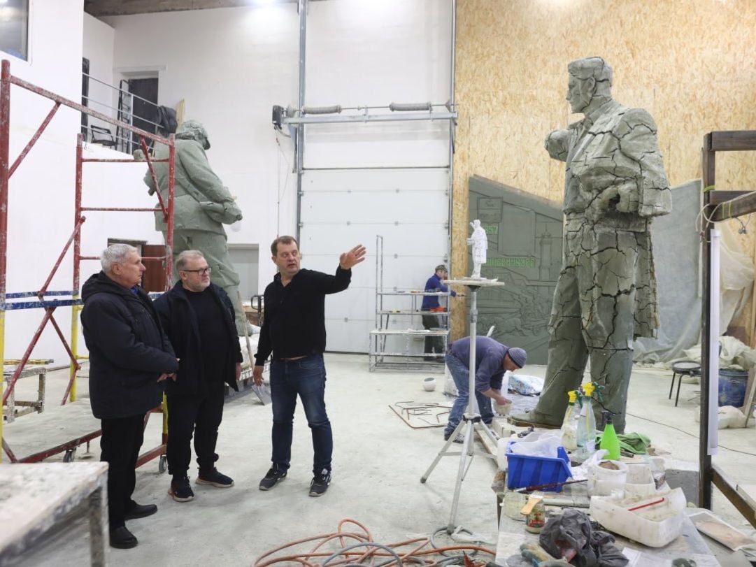 Скульптор рассказал, как будет выглядеть стела «Дзержинск — город трудовой доблести»