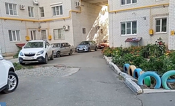 В астраханском дворе коммунальщики забыли восстановить статус-кво