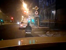 Россиянин устроил заезд на привязанных к машине санях