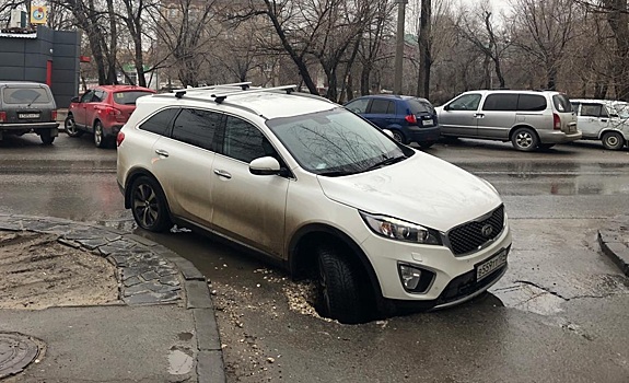 «Всё плохо»: в центре Волгограда в дорожную яму провалился внедорожник