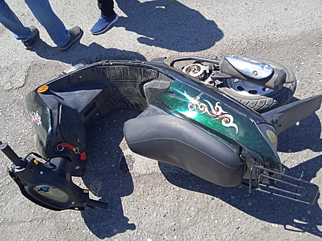 Подросток на мопеде протаранил машину в Кузбассе