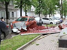 На улице Пискунова кровельный лист упал на автомобиль