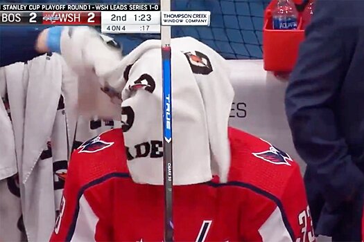 Александр Овечкин не глядя кинул полотенце на голову двухметровому Здено Харе, видео, НХЛ