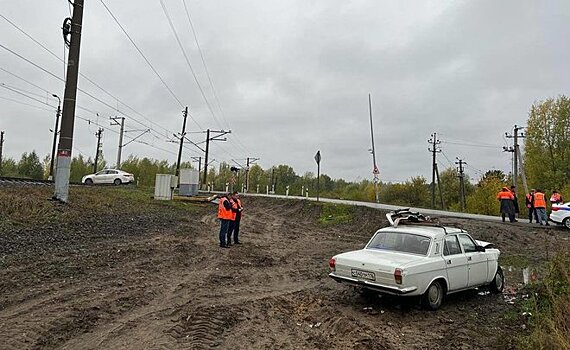 В Казани на путях столкнулись электровоз и легковушка