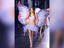 Модель из Вязьмы Евсеева в бюстгальтере вышла на подиум на шоу Victoria's Secret