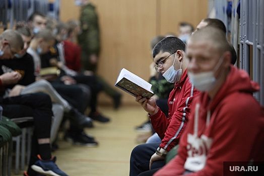 Курганский военкомат отправляет последних призывников года