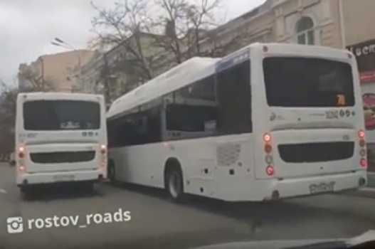 Водители двух автобусов с пассажирами стали выяснять отношения в Ростове