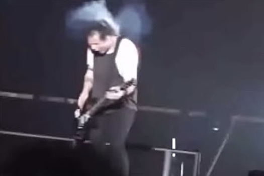 Гитарист австралийской группы загорелся во время концерта