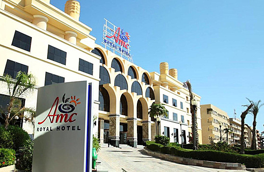 Массовое отравление российских туристов в египетском отеле: что известно?