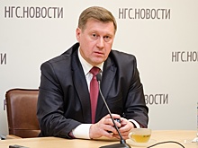 Трамп приклеил скотчем свой красный галстук