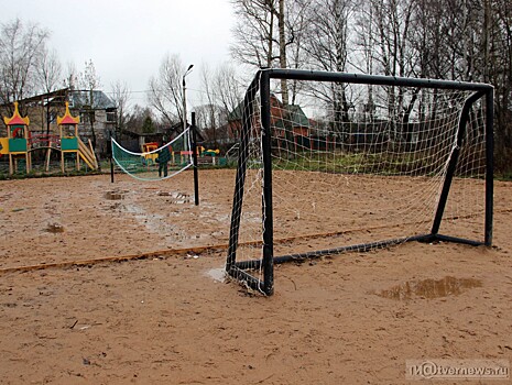 В Твери депутаты городской думы помогли обустроить дворовый стадион