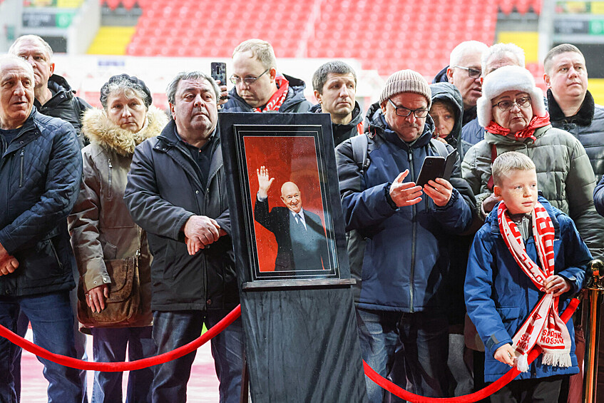 На церемонии прощания с олимпийским чемпионом 1956 года и лучшим бомбардиром московского «Спартака» Никитой Симоняном на стадионе «Лукойл Арена» в Москве, 27 ноября 2025 года