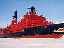 Атомоход «Ямал» вызволил застрявший во льдах танкер «Чукотка плюс»