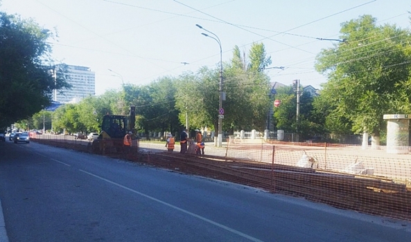 В Волгограде на улице Краснознаменской демонтировали старое трамвайное полотно