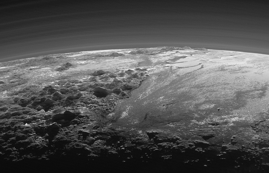 Равнина Спутник (справа), которая перетекает в горы Норгея высотой до трех с половиной тысяч метров