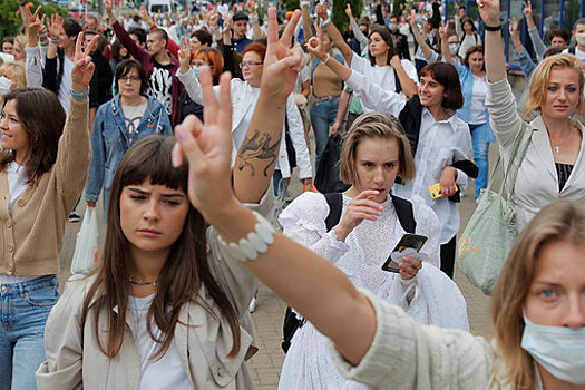 В женской акции протеста в Минске участвуют 10 тыс. женщин