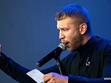 Иван Дорн вышел на сцену фестиваля в парике и короткой юбке