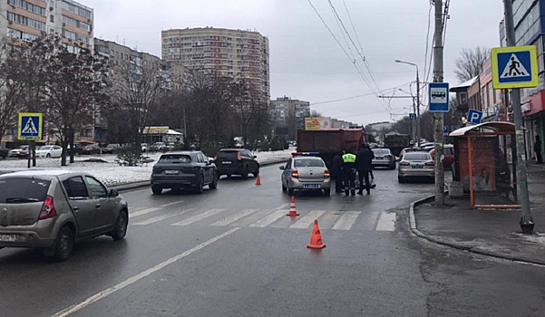 В Ростове КамАз насмерть сбил женщину, которая переходила дорогу по зебре