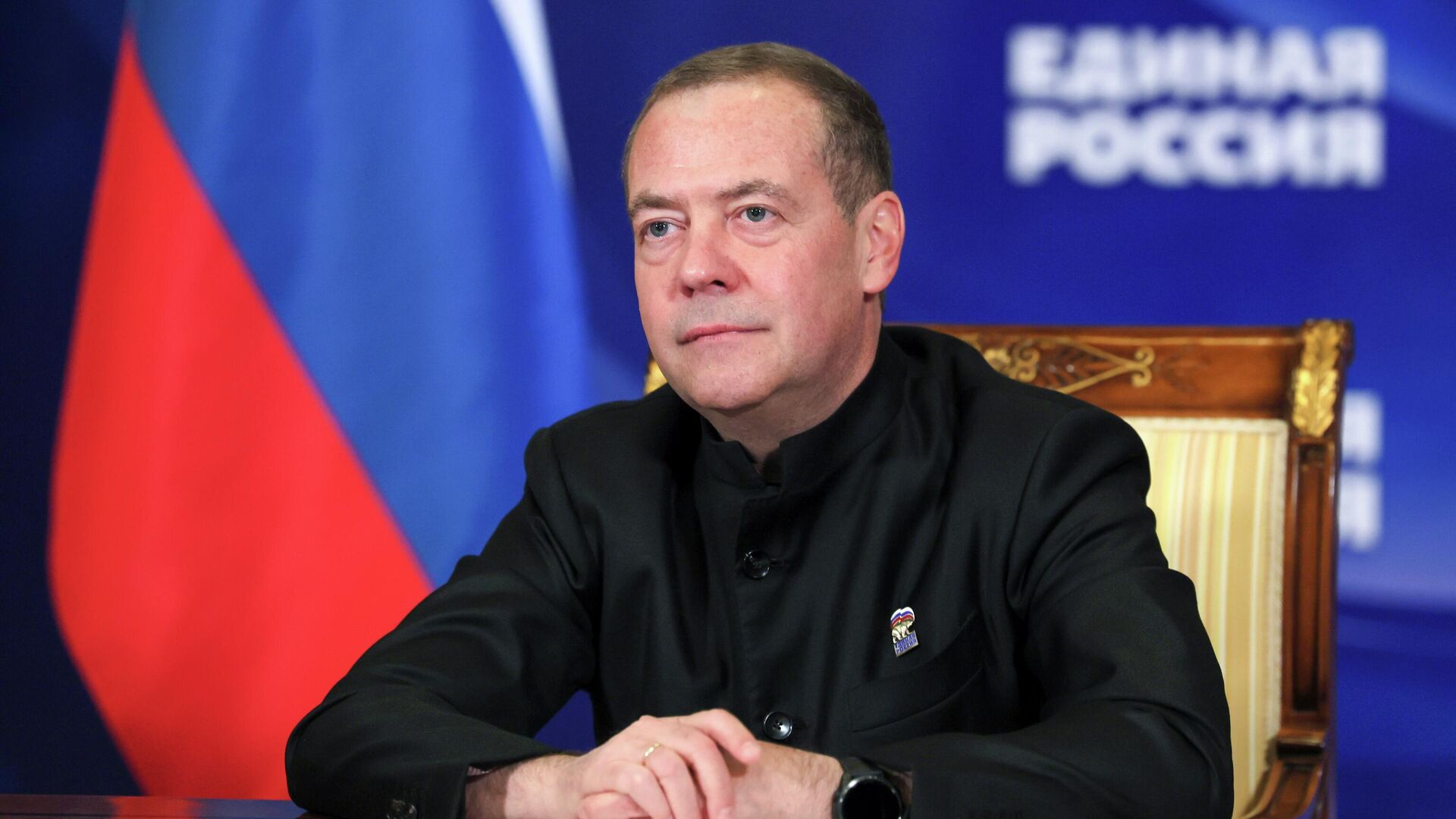 Медведев проинспектировал эксперимент с биометрией в Шереметьево