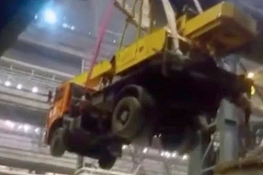 Падающий с подъемного крана «КамАЗ» на российском заводе сняли на видео