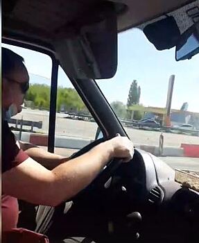 Опасное развлечение: в Ростове водителя автобуса обвинили в просмотре сериала за рулем