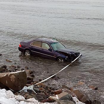 «Пришвартовали»: в Приморье в море утопили автомобиль