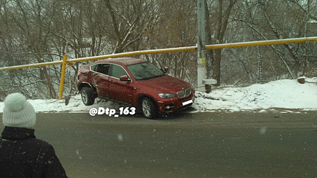 В Новокуйбышевске BMW X6 влетела в дорожное ограждение