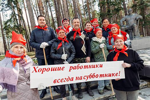 Двери на граблях: в Новосибирске чиновники и врачи ушли на субботник