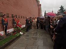 У некрополя Кремлевской стены почтили память маршала Соколовского
