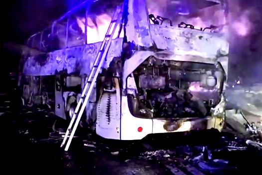 Опубликованы фото сгоревших дотла автобуса и фуры после ДТП на Кубани