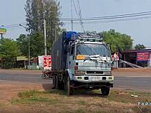 Грузовик без тормозов скатился с уклона дороги в Таиланде