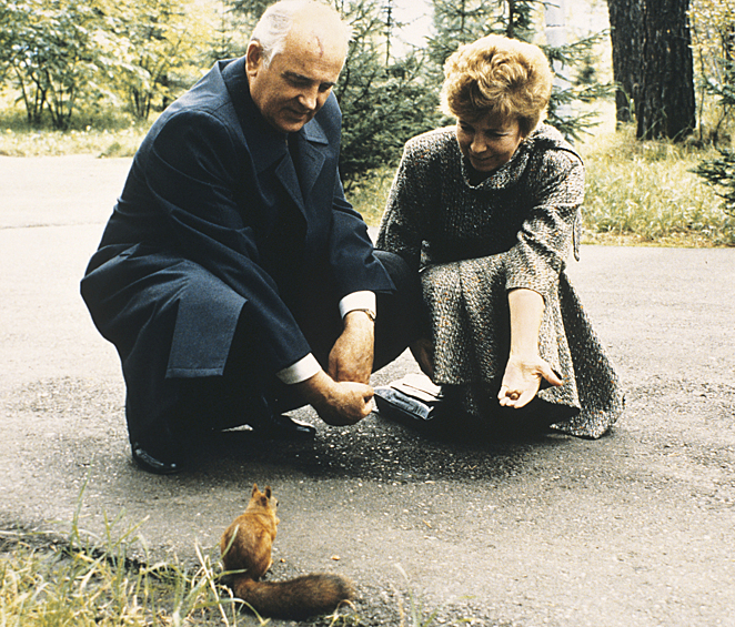 Михаил и Раиса Горбачевы были вместе 46 лет. На фото: Михаил Горбачев с супругой Раисой в Красноярском крае (1988)