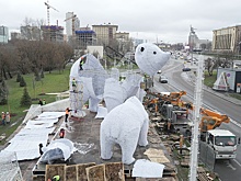 У Ростокинского акведука завершается монтаж инсталляции "Полярные медведи"