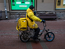 В Петербурге вступил в силу запрет на работу курьерами мигрантов с патентами