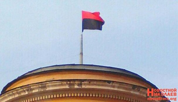 В Первомайске вывесили красно-черный флаг вместо государственного (ФОТО)