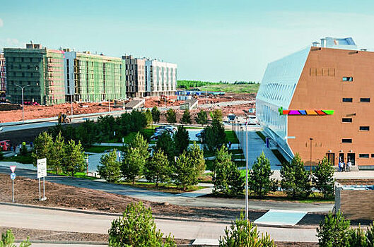 Мал городок да дорог!