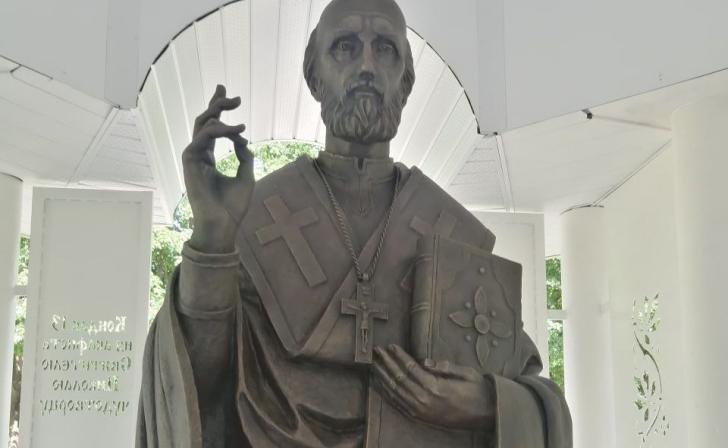 В Курске в парке Железнодорожников установили скульптуру Николая Чудотворца