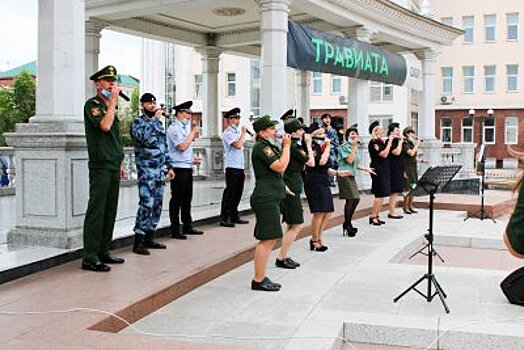 В Улан-Удэ в Международный день дружбы полицейские и общественники спели песни о добре и мире
