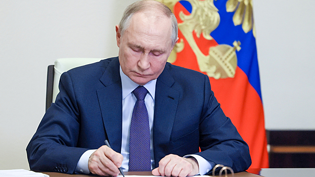 Путин запретил иноагентам просвещать и учить