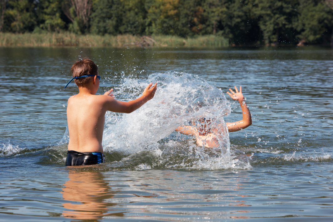 Когда можно купаться. Купание на речке. Когда можно купаться. При какой температуре воды можно купаться. Лето купание.