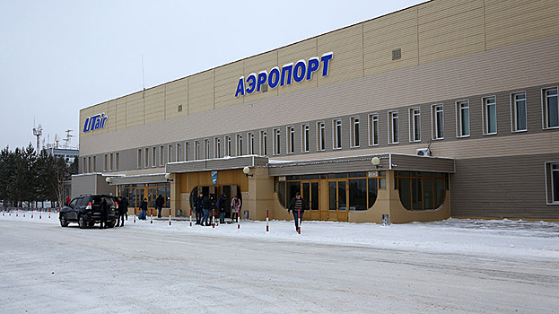 Сильный снегопад помешал работе ноябрьского аэропорта