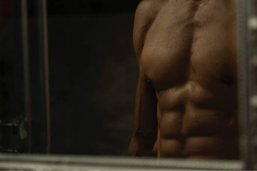 Назван способ накачать пресс за пять минут в день с помощью полотенца