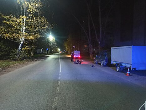 В Глазове 17-летняя девушка без прав врезалась в прицеп на мопеде