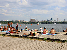 Жара в городе. Москвичи спасаются от аномального зноя на пляжах и на открытых верандах кафе