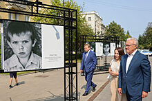Губернатор Красноярского края посетил фотовыставку о детях Донбасса