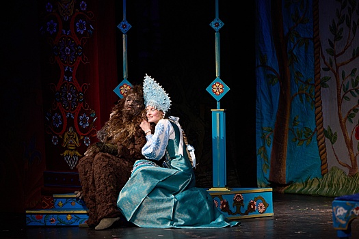 Евгений Писарев поставил винтажный "Аленький цветочек"