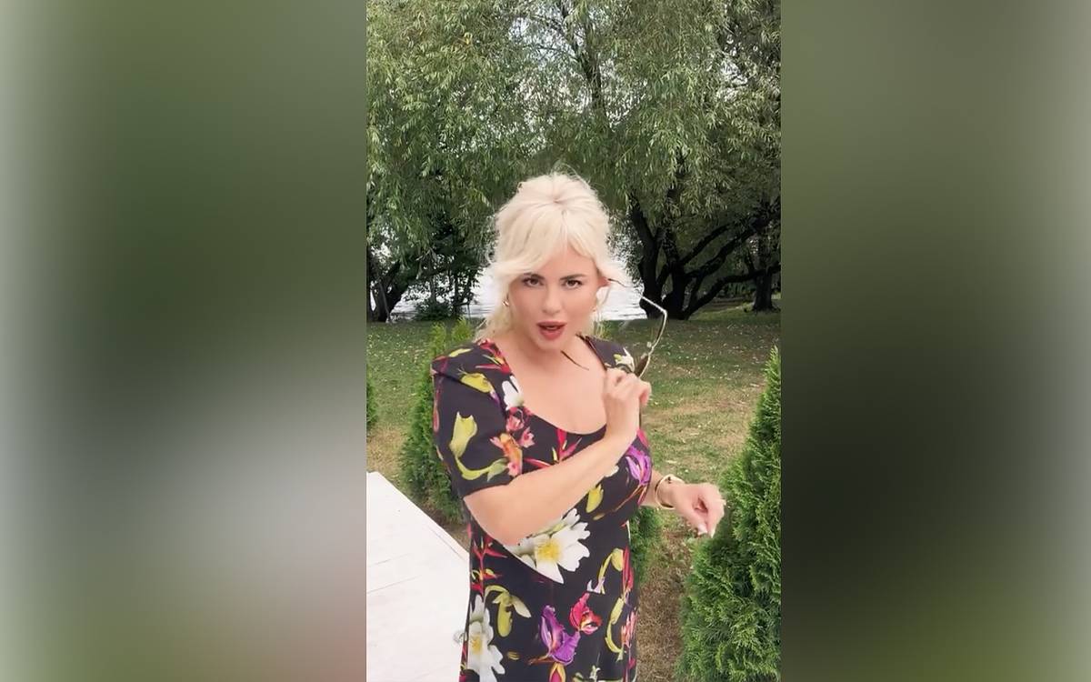 Наряд Анны Семенович на видео с танцем описали в сети словом «колхоз»