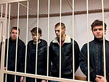 Подозреваемые в попытке похищения Мостового причастны к другим тяжким преступлениям, считает следствие. У них изъяли травматические пистолеты, наручники, маски