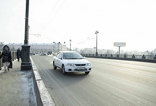 «Повредил бампер и зеркало» — омский водитель ищет пешехода, которого сбил (Видео)